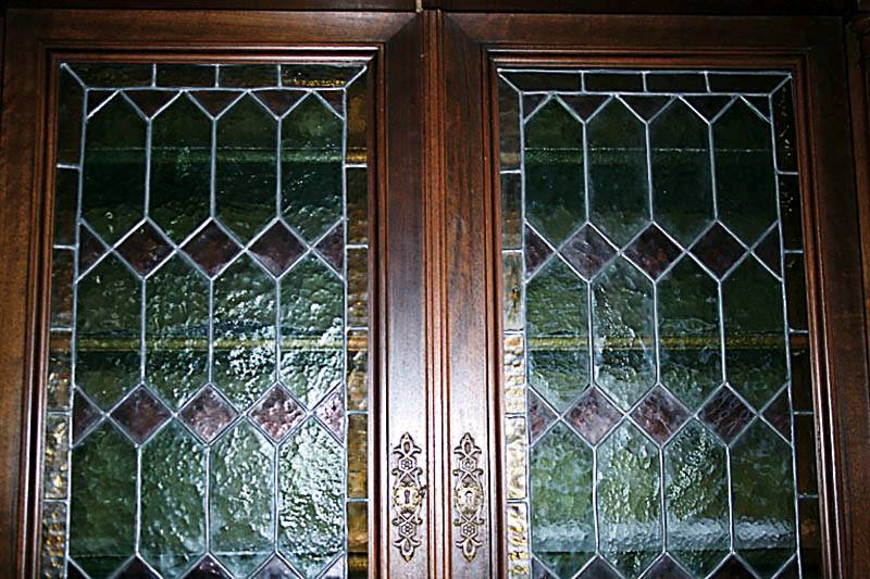 Detail a: Kombinationsmöbel für den Eingangsbereich, um 1880/90, Korpus Nußbaum und Eiche massiv, sparsame Weichholzteile, in sich 3-fach gegliedert, ...