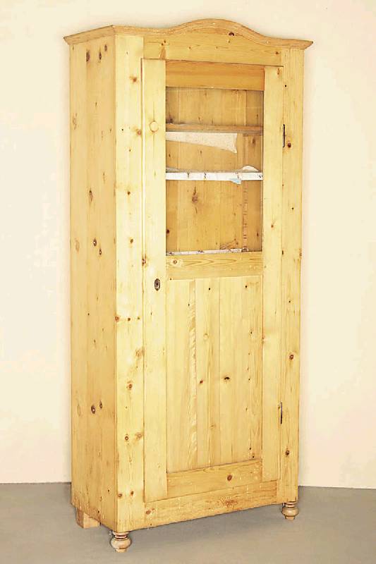 Brotschrank, Pfalz, um 1860, Kiefer massiv, Front auf Rahmen gearbeitet, aufwendig restauriert, Altersspuren, praktische Inneneinrichtung, diese mit ...