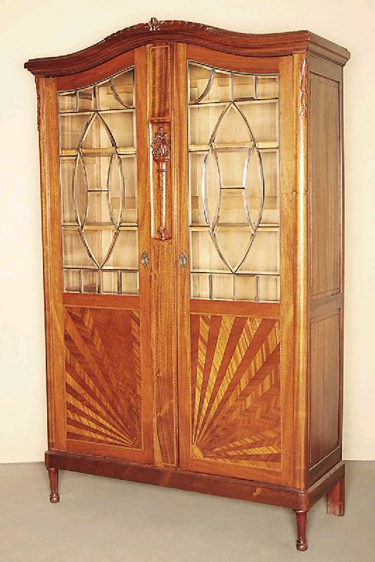 Bücher- bzw. Mehrzweckschrank, Frankreich, um 1900, Korpus Eiche und Mahagoni furniert, z.T. massiv, auf gedrechselten Beinen, Türfüllungen ...