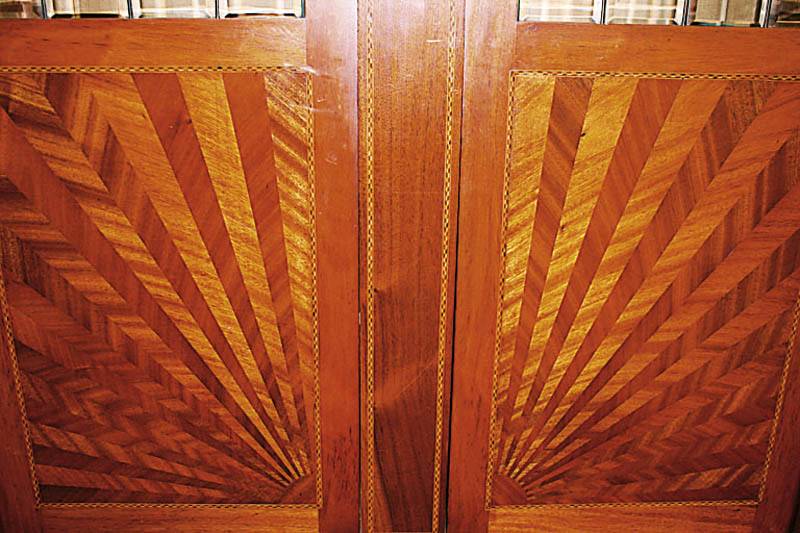 Detail a: Bücher- bzw. Mehrzweckschrank, Frankreich, um 1900, Korpus Eiche und Mahagoni furniert, z.T. massiv, auf gedrechselten Beinen, Türfüllungen ...