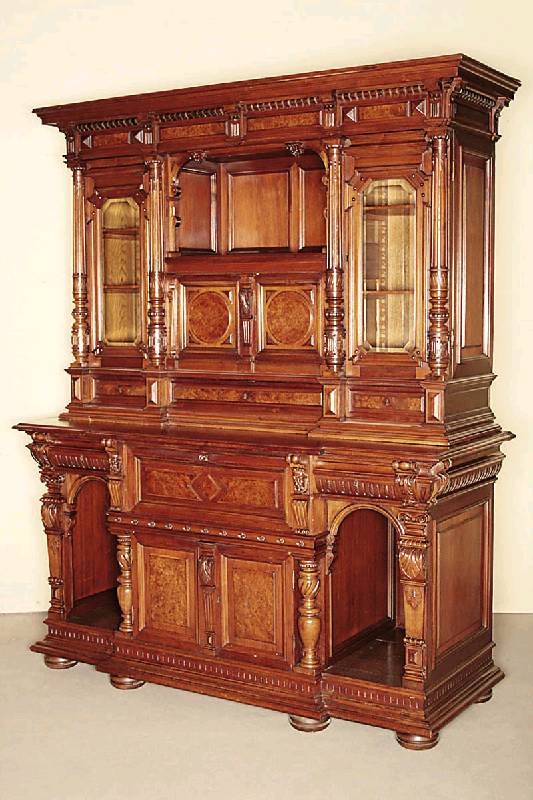 Aufsatzbuffet, deutsch, um 1880, Gründerzeit, Korpus Eiche und Weichholz, Nußbaum- bzw. Wurzelnußfurnier, auf gedrückten Kugelfüßen, Lisenen in ...