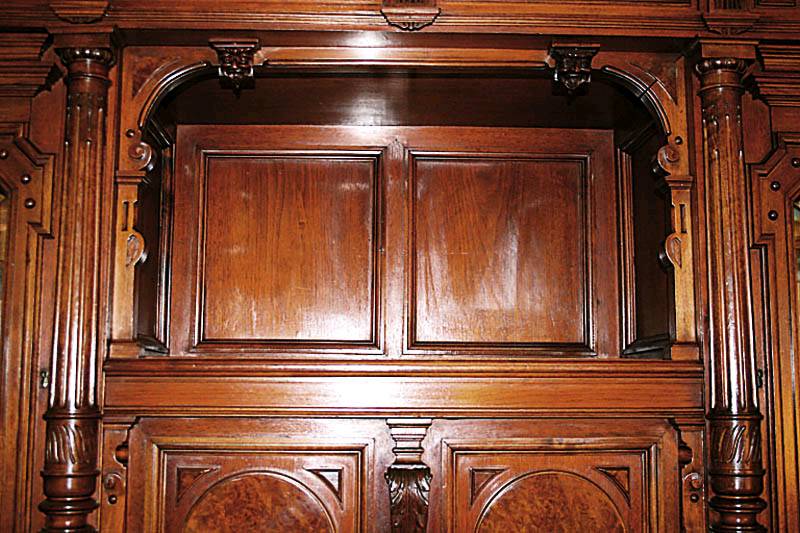Detail a: Aufsatzbuffet, deutsch, um 1880, Gründerzeit, Korpus Eiche und Weichholz, Nußbaum- bzw. Wurzelnußfurnier, auf gedrückten Kugelfüßen, Lisenen in ...