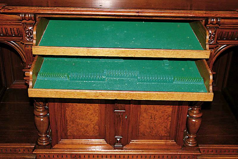 Detail b: Aufsatzbuffet, deutsch, um 1880, Gründerzeit, Korpus Eiche und Weichholz, Nußbaum- bzw. Wurzelnußfurnier, auf gedrückten Kugelfüßen, Lisenen in ...