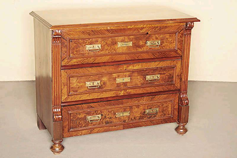 Kommode, deutsch, um 1880, Gründerzeit, Korpus Weichholz, Wurzelnußfurnier, auf Kugelfüßen, Lisenen auslaufend in Voluten, Schubladenfront mit ...