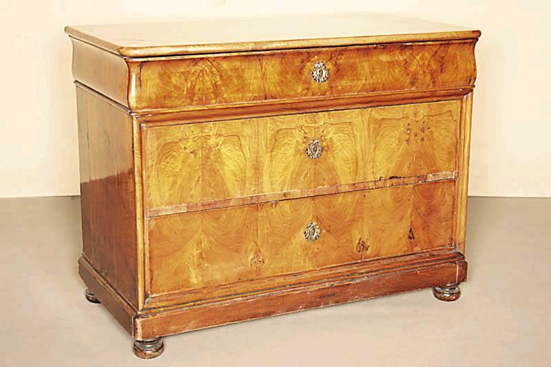 Kommode, deutsch/Baden, um 1840/45, Korpus Weichholz, Nußbaum furniert, z.T. Wurzelholz, auf gedrückten Kugelfüßen, breite Fußleiste, Ecken ...