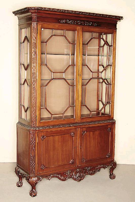 Vitrine, deutsch, um 1900, nach englischem Chippendale-Vorbild von 1780 gearbeitet, geschnitzte und gebogene Füße, in Tatzen auslaufend, Zarge ...