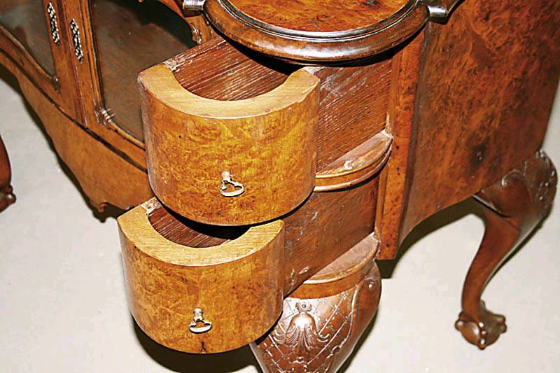 Detail a: Teemöbel, Holland, um 1900, Koprus Eiche und Weichholz, mit ausgesuchtem Wurzelnußfurnier, auf stark gebogenen Hochbeinen, in Tatzen auslaufend, ...