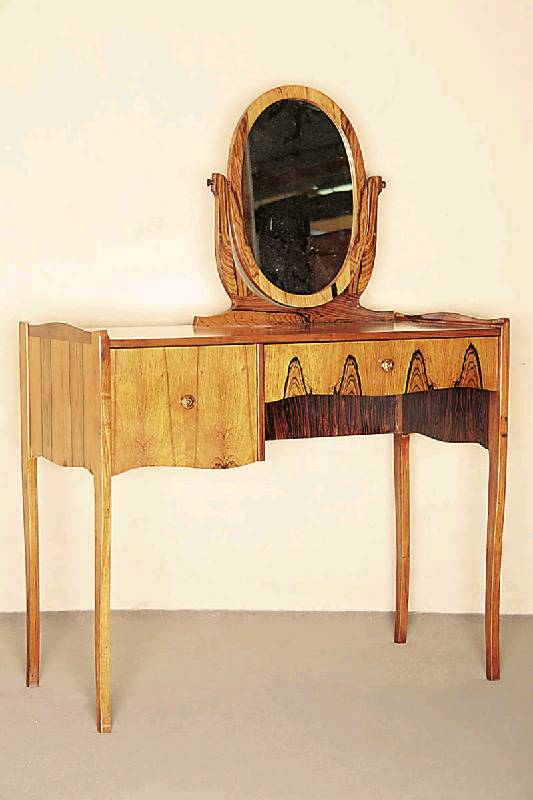 Damenfrisiertisch, im ArtDeco-Stil von 1920, Weichholz/Tischlerplatte, z.T. Wurzelfurnier, wohl Designermöbel, auf eckigen Hochbeinen, leicht ...