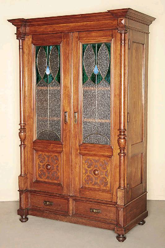 Gründerzeit-Bücherschrank, deutsch, um 1880, Eiche massiv, gerader Korpus auf Kugelfüßen, Zarge mit zwei integrierten Schubladen, Lisenen mit ...