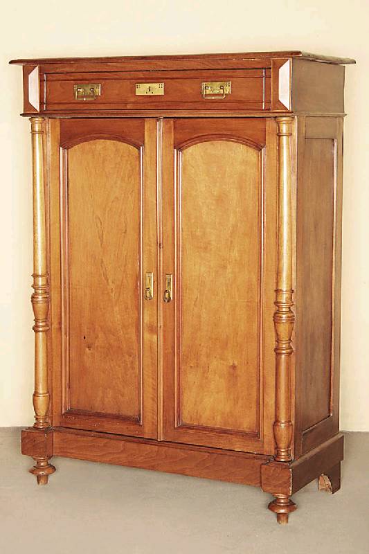 Vertiko, deutsch, um 1870/80, Korpus z.T. Weichholz/Eiche, Nußbaum furniert, auf Kugelfüßen, breite Fußleiste, Lisenen mit Halb- bzw. ...