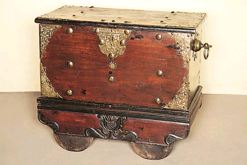 Truhe, Asien/Java, um 1860, Teakholz massiv, auf rollbarem Untergestell, Truhe abnehmbar, Ecken und Schlüsselschild mit Messingbeschlägen in ...