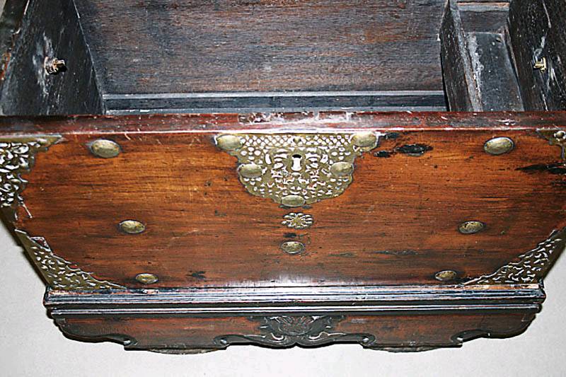 Detail a: Truhe, Asien/Java, um 1860, Teakholz massiv, auf rollbarem Untergestell, Truhe abnehmbar, Ecken und Schlüsselschild mit Messingbeschlägen in ...