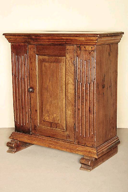 Brotschrank, Westfalen/Umgebung Verden, um 1810, Eiche massiv, auf Kufen, schwere Fußleiste, diese wohl später, Lisenen kanneliert, Türfüllungen ...