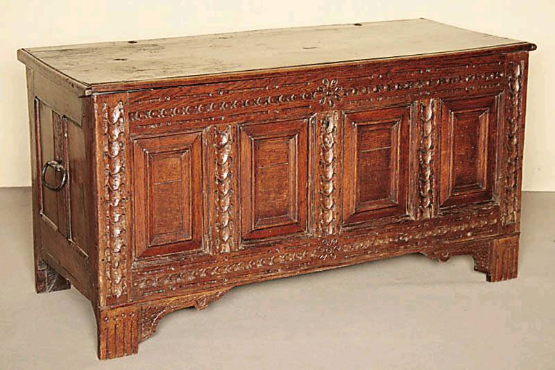 Flachdeckeltruhe, deutsch/Umgebung Minden, um 1810, Eiche massiv, Füllungen rundum mit schuppenartigem Schnitzwerk, kassettiert, seitlich mit ...