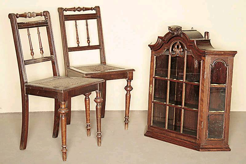 Hängevitrine, Holland, um 1780, Eiche massiv, sogenannte Budelei, 1-türig, verglast und versprosst, Seiten abgeschrägt und ebenfalls verglast, ...