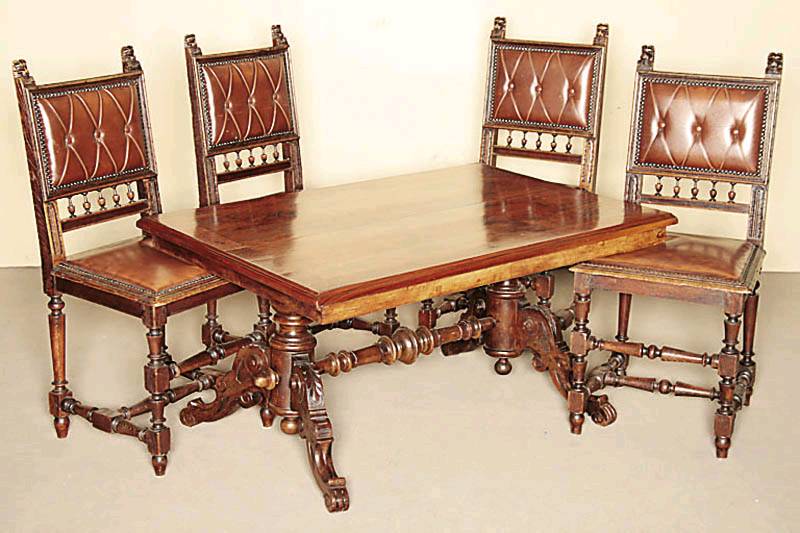 Couchtisch, deutsch, um 1880, Gründerzeit, Fuß 4-fach ausladend, z.T. Drechselarbeit und Flachschnitzereien, Platte mit Wurzelholzfurnier, leichte ...