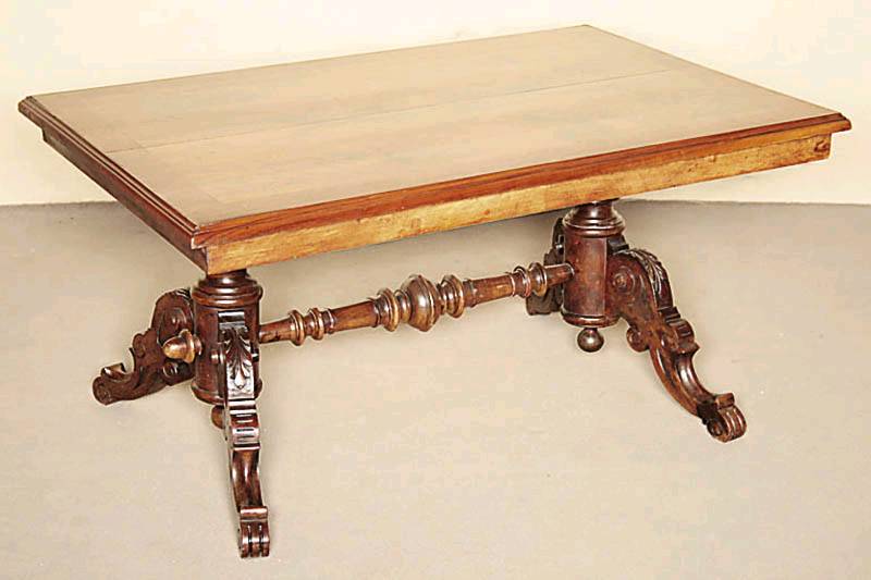 Detail a: Couchtisch, deutsch, um 1880, Gründerzeit, Fuß 4-fach ausladend, z.T. Drechselarbeit und Flachschnitzereien, Platte mit Wurzelholzfurnier, leichte ...