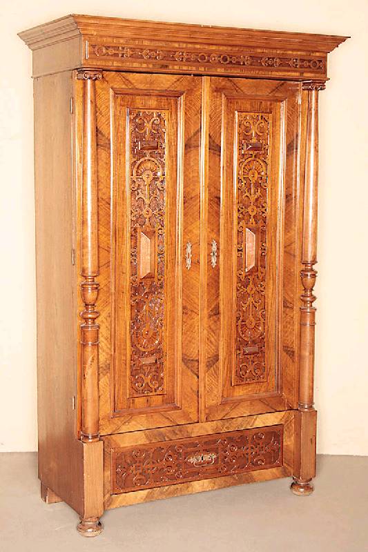 Gründerzeitschrank, deutsch, um 1870/75, Korpus Weichholz und Nußbaum massiv, Front auf Rahmen gearbeitet, Inlets punziert, mit Muschel- und ...