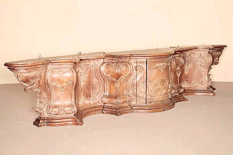 Oberteil eines Sakristeischrankes, süddeutsch, um 1750/60, Eiche massiv, Front 9-fach geschweift, 3-teilig, Eiche massiv, Schnitzereien aus dem ...