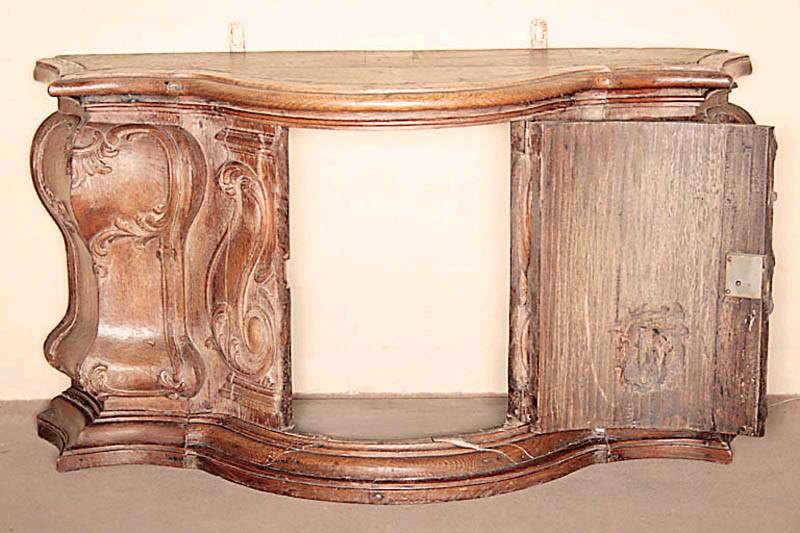 Detail a: Oberteil eines Sakristeischrankes, süddeutsch, um 1750/60, Eiche massiv, Front 9-fach geschweift, 3-teilig, Eiche massiv, Schnitzereien aus dem ...