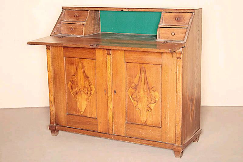 Schreibschrank, mitteldeutsch, um 1825/30, Korpus Eiche massiv, Front auf Rahmen gearbeitet, mit aufgelegten Wurzelnußteilen in Form von Säulen, ...