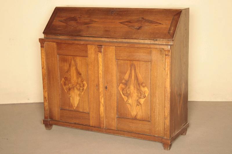 Detail a: Schreibschrank, mitteldeutsch, um 1825/30, Korpus Eiche massiv, Front auf Rahmen gearbeitet, mit aufgelegten Wurzelnußteilen in Form von Säulen, ...
