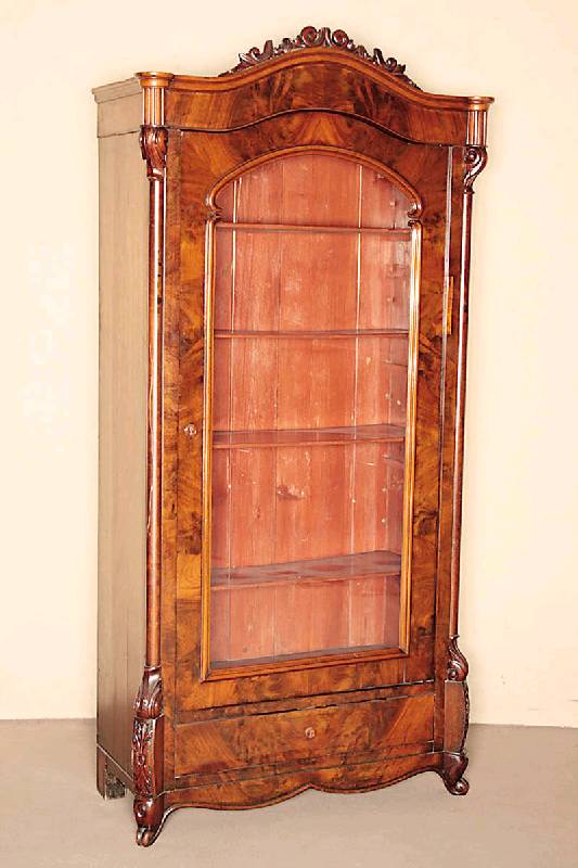 Vitrine, süddeutsch, um 1860/70, Korpus Weichholz/Hartholz, Mahagonifurnier, sogenanntes 2. Barock, abgerundete Ecken, geschwungene Füße, Ecken ...