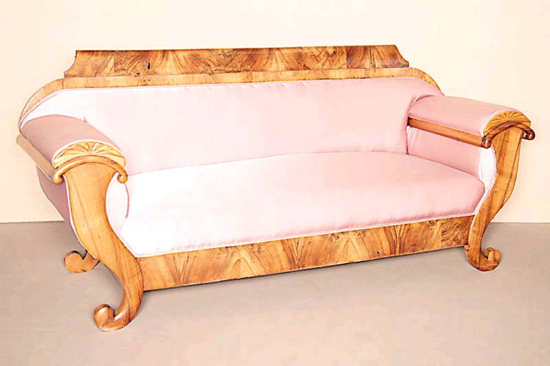 Spätbiedermeiercouch, Frankfurt/Darmstadt, um 1825/30, Korpus Weichholz, Wurzelnußfurnier vielfach gespiegelt verlegt, rechts und links Lehnen in ...
