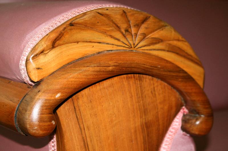 Detail a: Spätbiedermeiercouch, Frankfurt/Darmstadt, um 1825/30, Korpus Weichholz, Wurzelnußfurnier vielfach gespiegelt verlegt, rechts und links Lehnen in ...