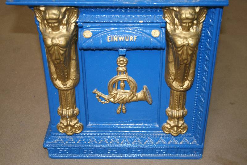 Detail a: Briefkasten nach Vorbild um 1880/90, Eisenguß, reich verziert, ca. 15 Jahre alt, blau und goldfarben gefaßt, war in einem Geschäft montiert und ...