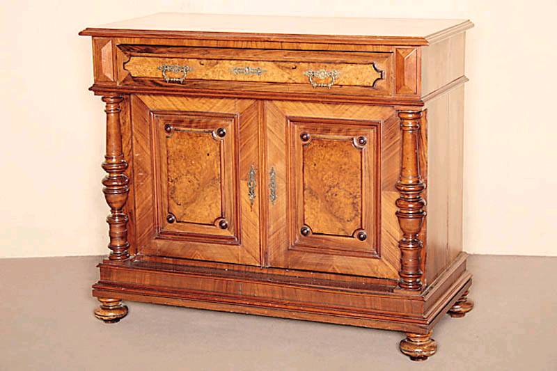 Vielzweckschrank, deutsch, um 1870/80, Korpus Buche/Eiche und Weichholz, auf Rahmen gearbeitet, Wurzelnußfurnier gespiegelt bzw. doppelt gespiegelt ...