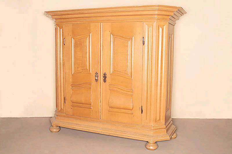 Frankfurter Schrank, um 1730, Front und Seiten Eiche massiv, Rückwand Weichholz, komplett auf Rahmen gearbeitet, abgeschrägte Ecken, Lisenen in der ...