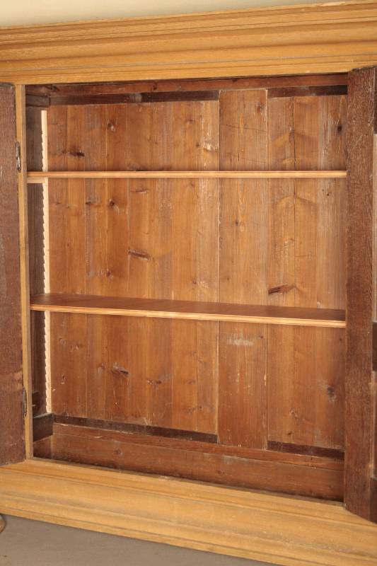 Detail a: Frankfurter Schrank, um 1730, Front und Seiten Eiche massiv, Rückwand Weichholz, komplett auf Rahmen gearbeitet, abgeschrägte Ecken, Lisenen in der ...