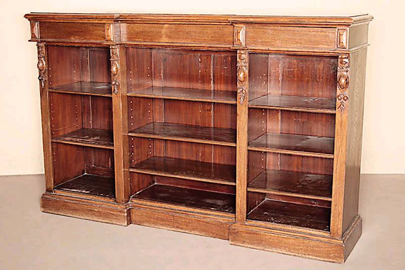 Ausgefallenes Bücherregal, deutsch, um 1910, Korpus Hartholz bzw. Eiche, Eichefurnier, acht Einlegeböden, diese verstellbar, Kopfteil mit drei ...