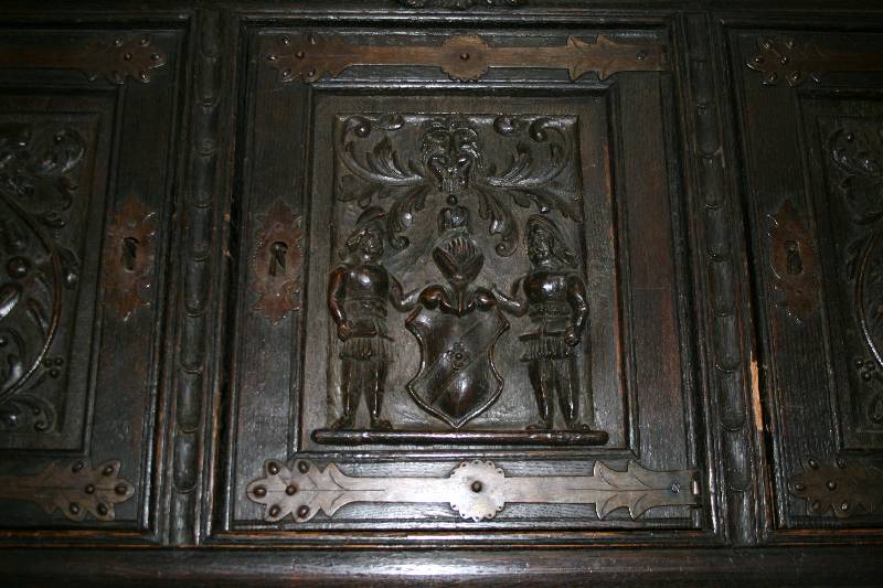 Detail a: Prunkschrank, Brüsseler Raum, um 1860/70, nach dem Vorbild von 1580/1620, Eiche massiv, komplett auf Rahmen gearbeitet, seitliche Füllungen ...