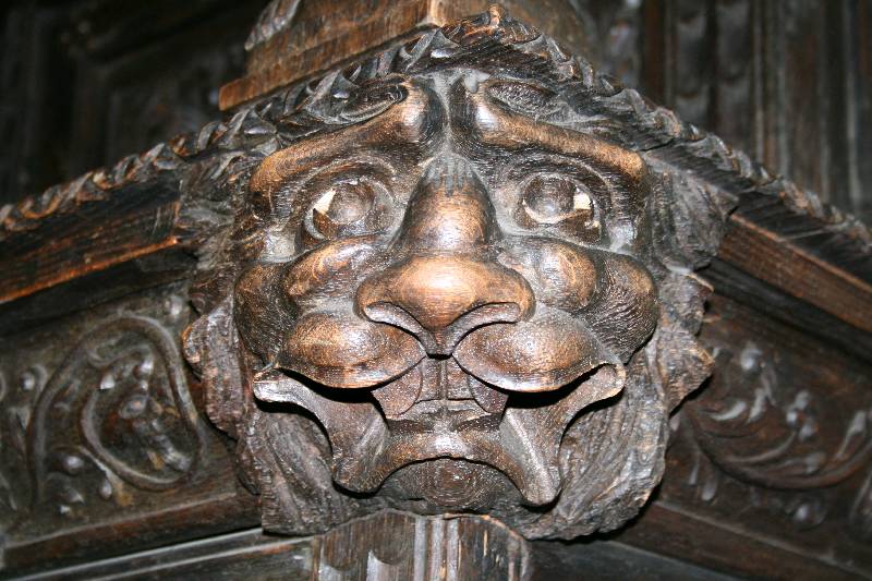 Detail b: Prunkschrank, Brüsseler Raum, um 1860/70, nach dem Vorbild von 1580/1620, Eiche massiv, komplett auf Rahmen gearbeitet, seitliche Füllungen ...