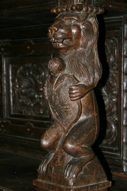 Detail c: Prunkschrank, Brüsseler Raum, um 1860/70, nach dem Vorbild von 1580/1620, Eiche massiv, komplett auf Rahmen gearbeitet, seitliche Füllungen ...