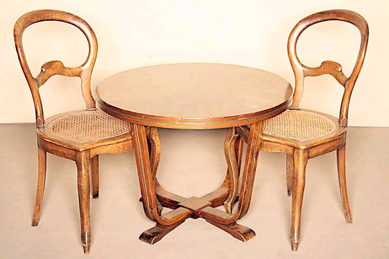 Zwei sogenannte Löffelstühle, süddeutsch/Pfalz, um 1850/60, Nußbaum massiv, allseitig geschweift, original Rohrgeflecht, Altersspuren, ca. ...