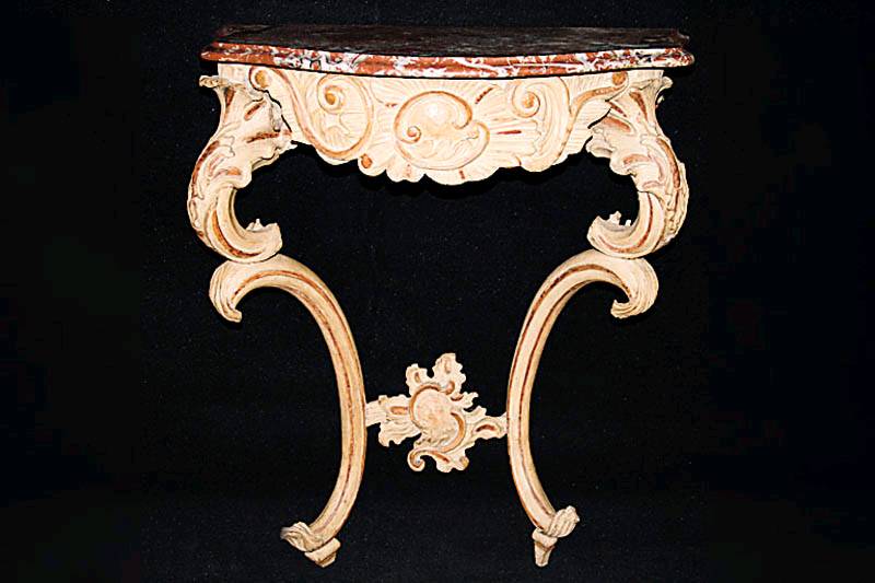 Konsole, wohl Umkreis Würzburg, um 1755/65, Korpus wohl Buche, sekundär cremefarben gefaßtund goldfarben gehöht, französische Marmorplatte, ...
