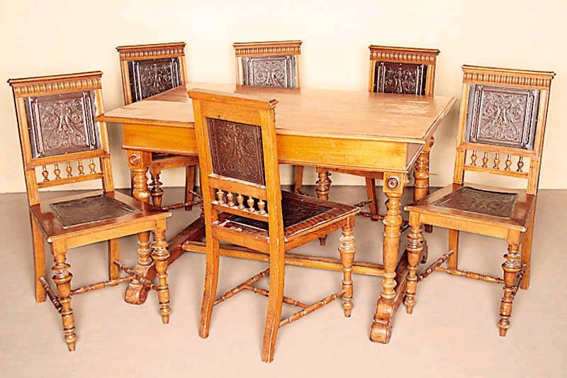 Gründerzeittisch mit sechs Stühlen, deutsch, um 1890, Korpus Nußbaum massiv, Nußbaumfurnier, Drechselarbeiten, Beine T-förmig verschränkt, ...