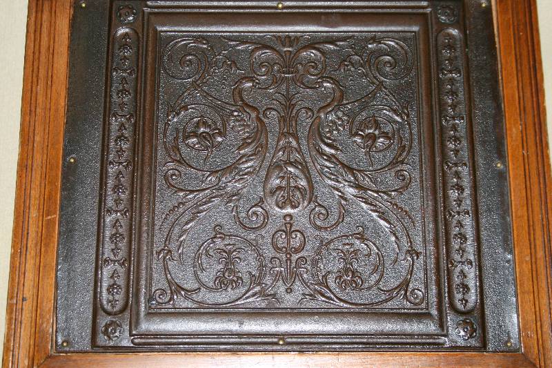 Detail a: Gründerzeittisch mit sechs Stühlen, deutsch, um 1890, Korpus Nußbaum massiv, Nußbaumfurnier, Drechselarbeiten, Beine T-förmig verschränkt, ...