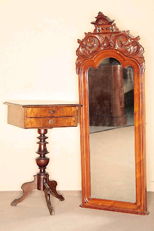 Kleiner Prunkspiegel, mitteldeutsch, um 1850/60, Mahagoni massiv, Mahagonifurnier, Schnitzereien aus dem Vollholz mit Rocaillen und ...