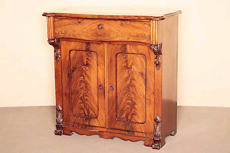 2-türiges Schränkchen, norddeutsch, um 1840/50, Korpus Weichholz, Pyramidenmahagonifurnier gespiegelt bzw. doppelt gespiegelt verlegt, sparsame ...