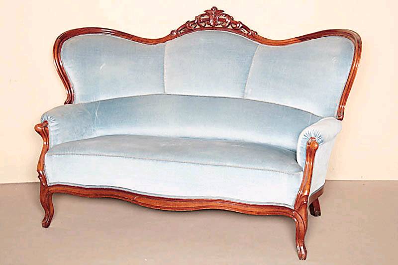 Sofa, süddeutsch, um 1850/55, Louis-Philippe-Stil, Rahmen Nußbaum massiv, vielfach gerieft und geschweift, Schnitzereien aus dem Vollholz, ...