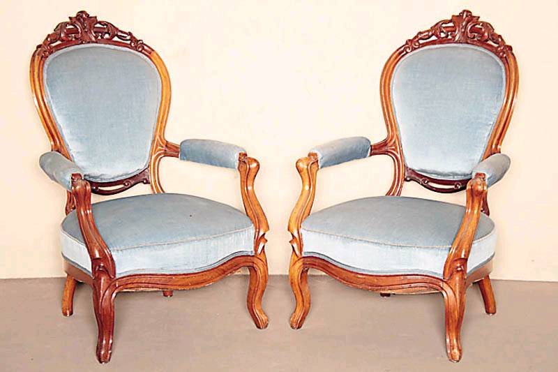 Zwei Sessel, süddeutsch, um 1850/55, Louis-Philippe-Stil, Rahmen Nußbaum massiv, vielfach gerieft und geschweift, Schnitzereien aus dem Vollholz, ...