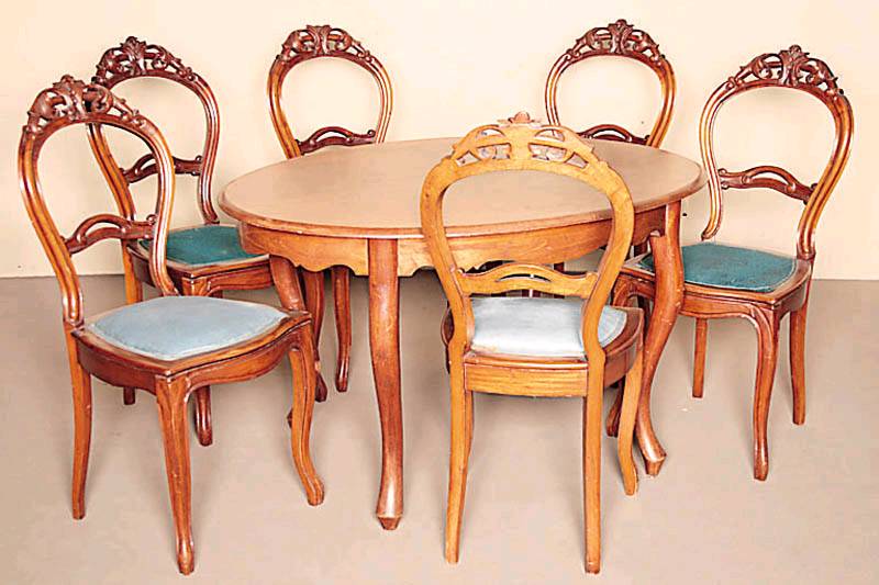Tisch mit sechs Stühlen, deutsch, Tisch um 1830/35, Louis-Philippe, Buche auf Nußbaum gebeizt, Beine geschweift, Zarge passig, Platte mit ...
