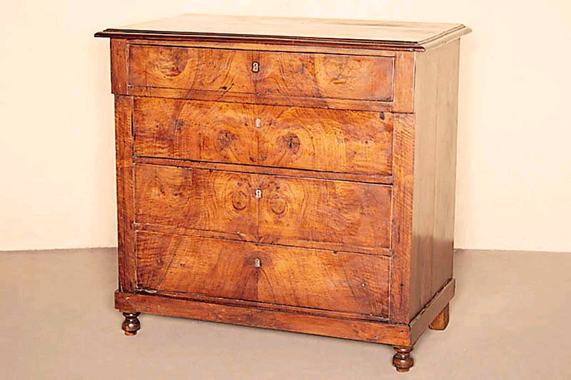 Kommode, Ende 19. Jhd., Nussbaum furniert, vierschübig, stärkere Alters- und Furnierschäden, ohne Schlüssel, wohl Kellerfund, ca. 89x92x54 cm
