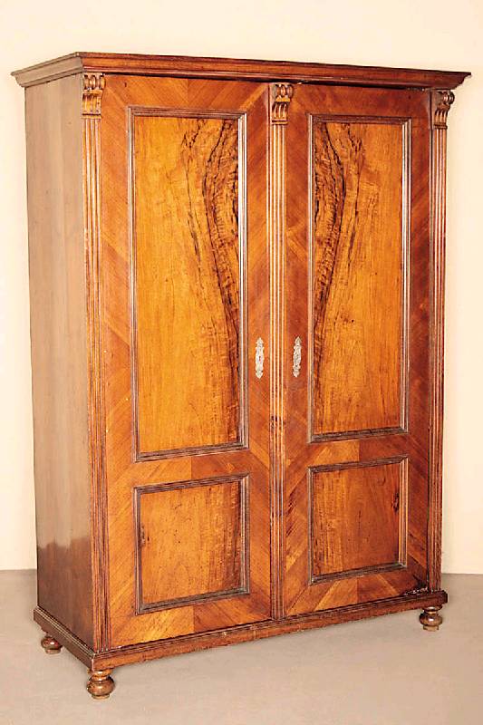 Schrank, Ende 19. Jhd., Nussholz furniert, zweitürig, im Inneren mit Ablagebrettern, ohne Schloss und Schlüssel, stärkere Alters- und ...