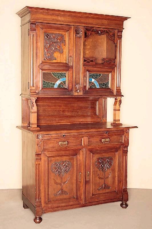 Aufsatzbuffet, deutsch, um 1900, Jugendstil, Korpus Weichholz, Nußbaum furniert, auf Kugelfüßen, Lisenen kanneliert, in Voluten auslaufend, Inlets ...