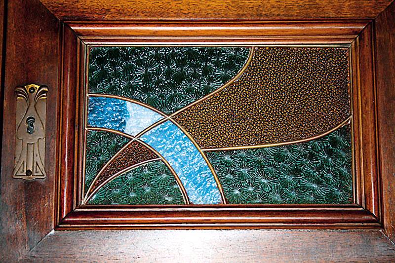 Detail a: Aufsatzbuffet, deutsch, um 1900, Jugendstil, Korpus Weichholz, Nußbaum furniert, auf Kugelfüßen, Lisenen kanneliert, in Voluten auslaufend, Inlets ...